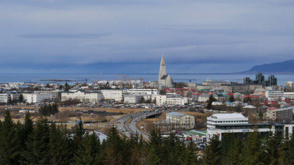 Näköala Reykjavikiin, jossa näkyy kaupungin kattojen ylle nouseva Hallgrímskirkja-kirkko