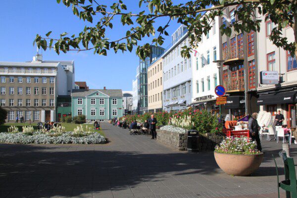 Reykjavikin katu ja kaupunkimaisema Islannissa, modernia arkkitehtuuria ja värikkäitä rakennuksia.