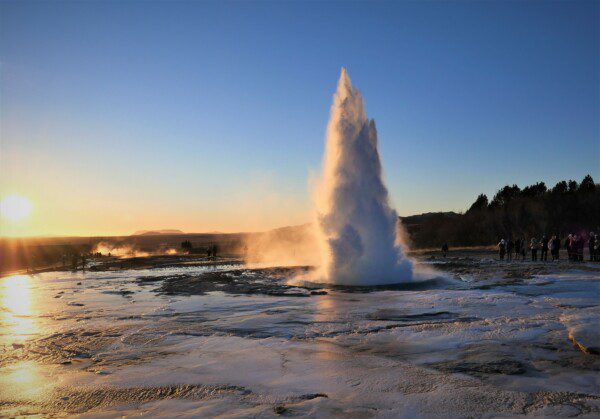 Strokkur-geysiri Islannissa purkautumassa, tunnettu kuumien lähteidensä ja säännöllisistä purkauksistaan